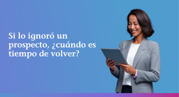 Título del artículo: Si lo ignoró un prospecto, ¿cuándo es tiempo de volver? y mujer de pelo por los hombros sonriendo mientras ve su tablet.